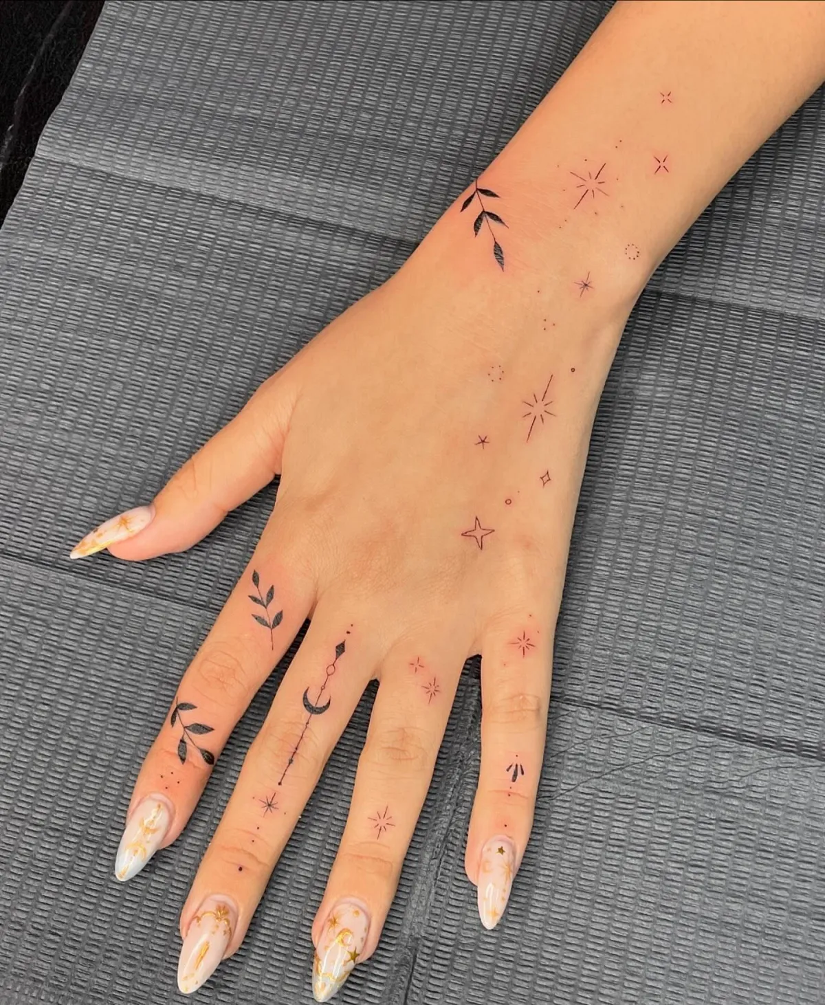 hand tattoos ideen feminines design finger