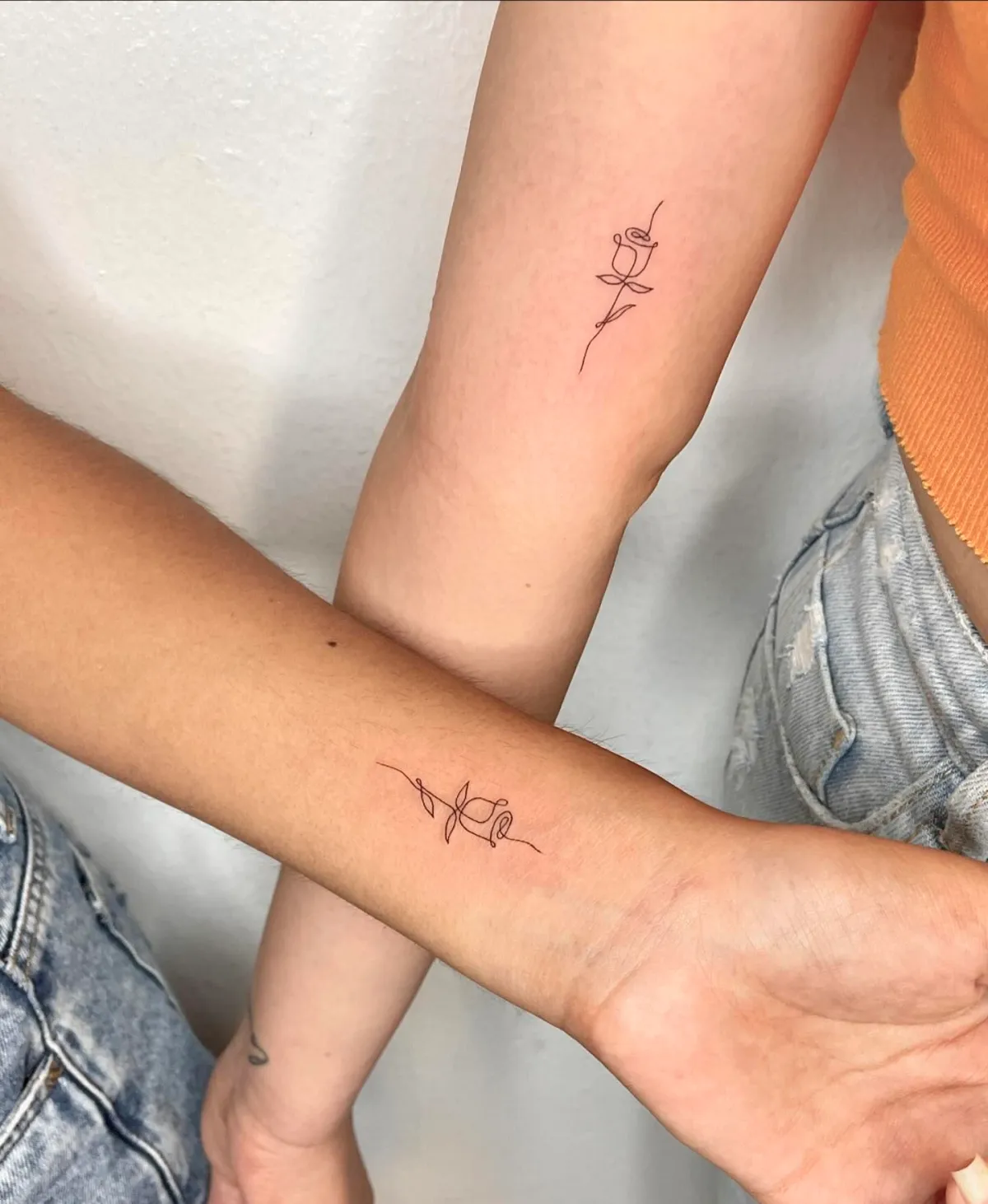hand tattoos kleine rosen tattoo ideen für freundinnen