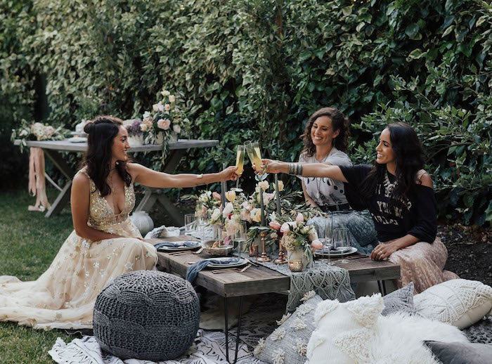 Gartenparty für die Braut organisieren, Tischdeko aus echten Blumen, lange Kleider mit Glitzer 