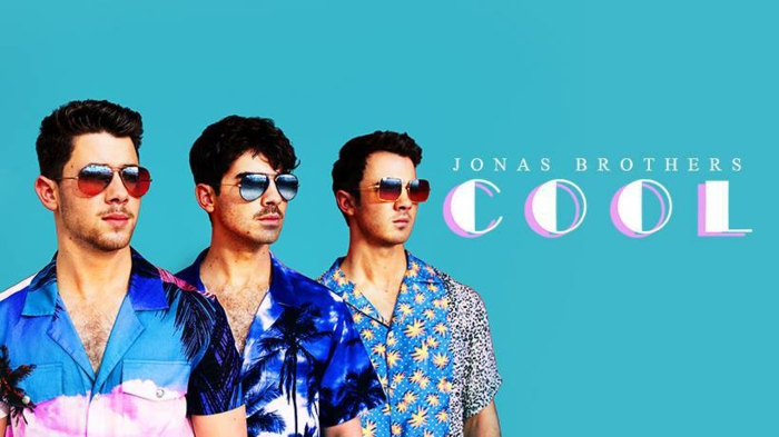 Jonas Brothers zeigen das neue Musikvideo von dem Lied Cool, Foto auf blauem Hintergrund