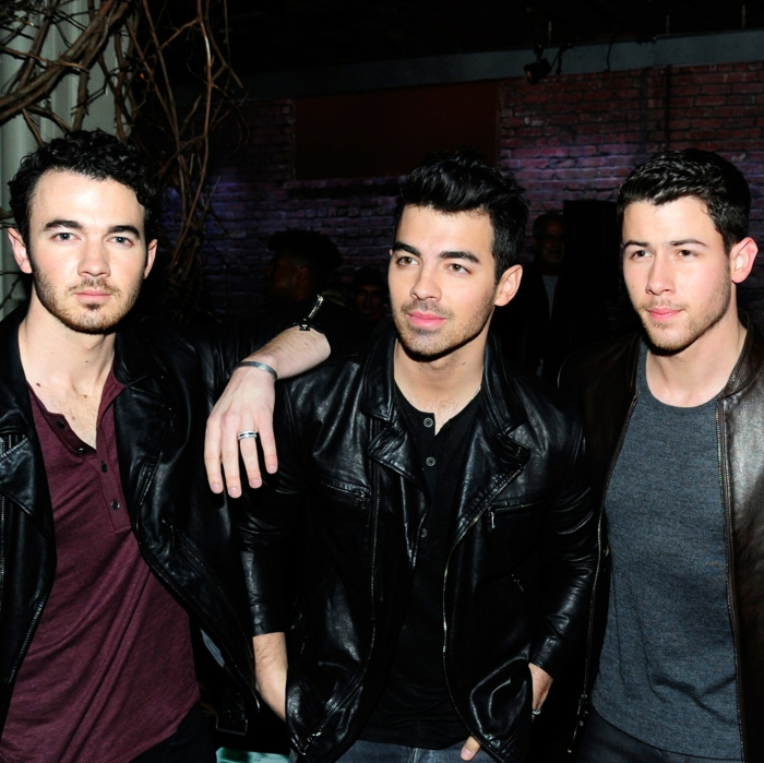 Jonas Brothers mit coolen Klamotten, Lederjacken und bunten T-shirts, sie sind wieder zusammen
