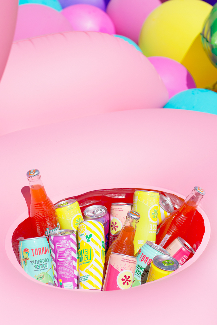 Riesige aufblasbare Flamingo mit erfrischenden Getränken füllen, coole Partyidee zum Nachmachen 