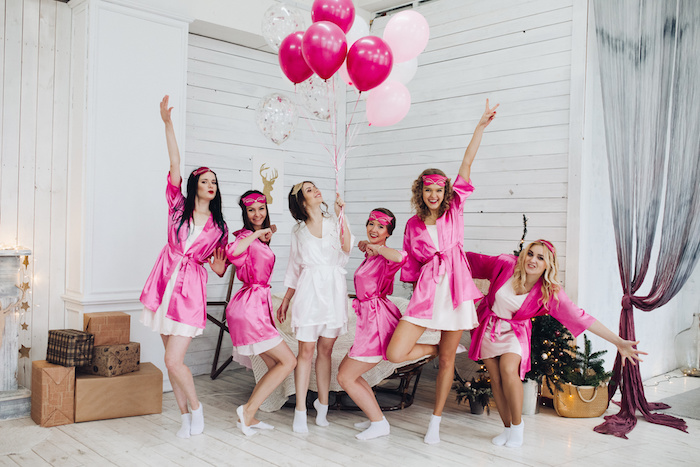 Pyjama Party für die Braut organisieren in Pink und Weiß, mit vielen Ballons, JGA Ideen zum Nachmachen 