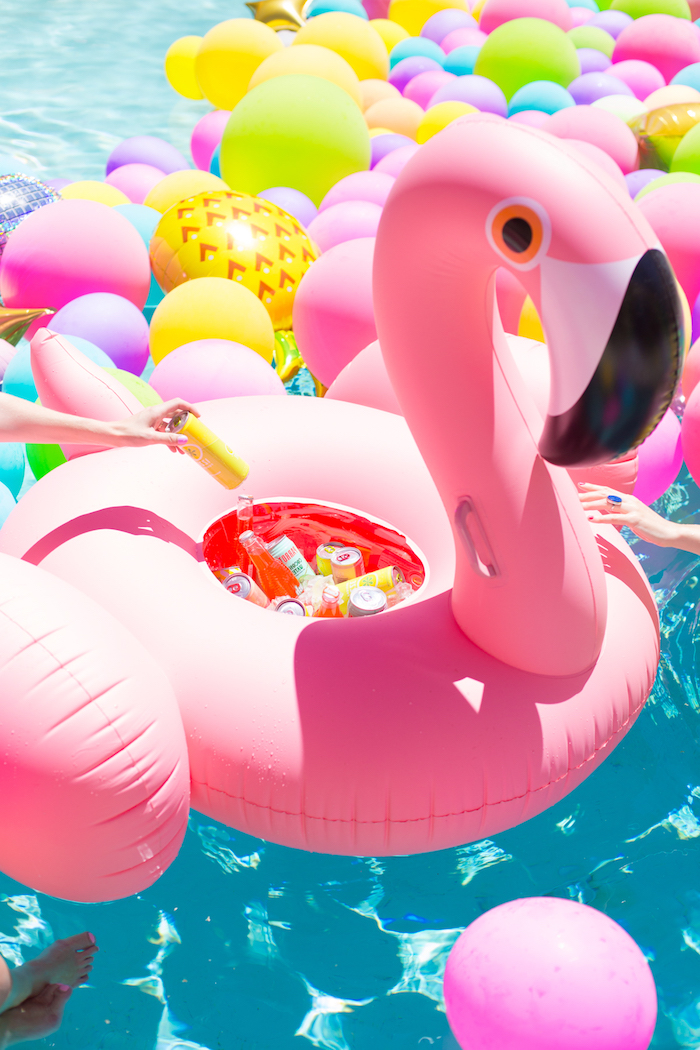 Coole Party Idee zum Nachmachen, aufblasbare Flamingo mit Getränken und Eis füllen 
