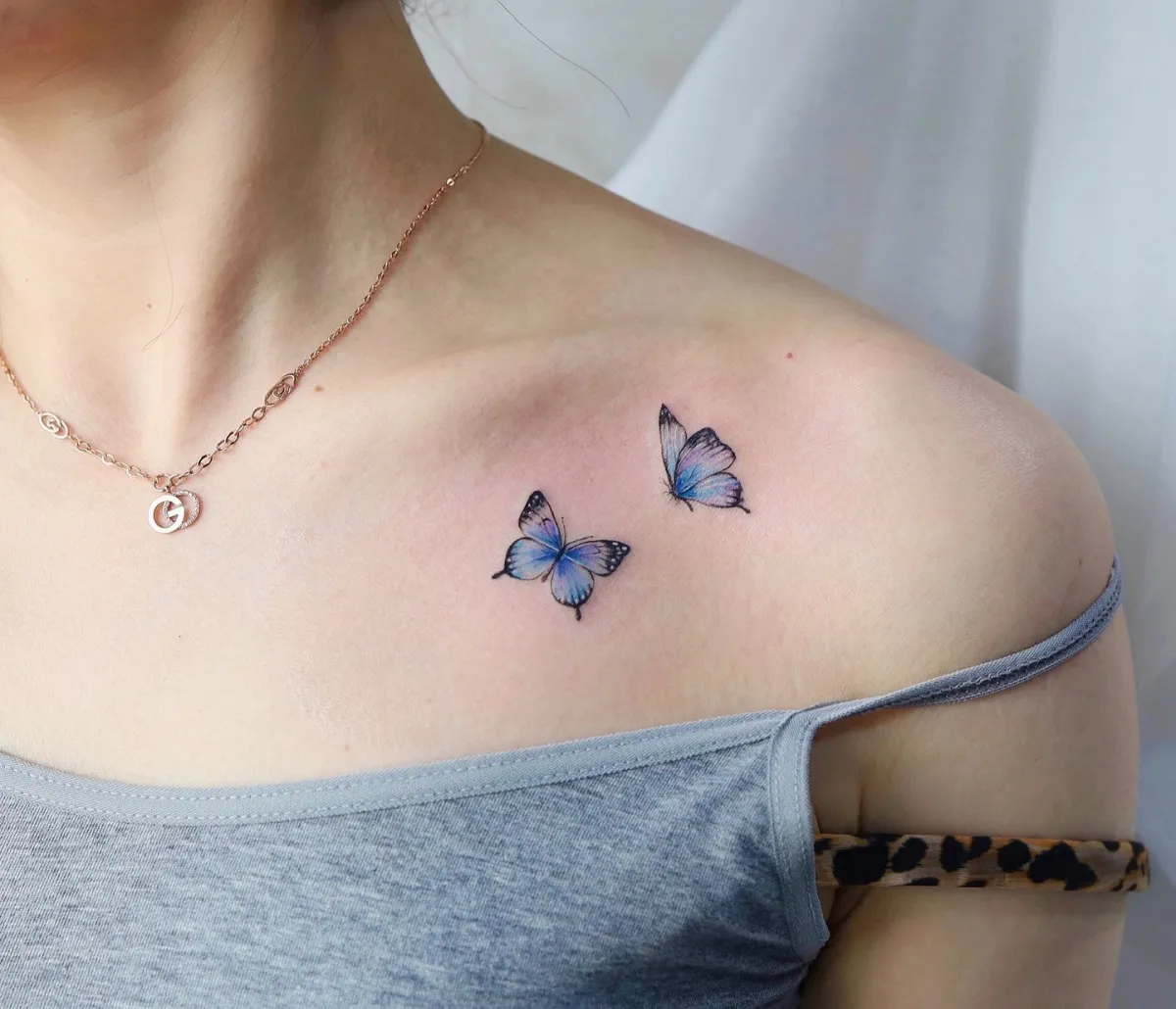 kleine tattoos ideen zwei blaue schmetterlinge