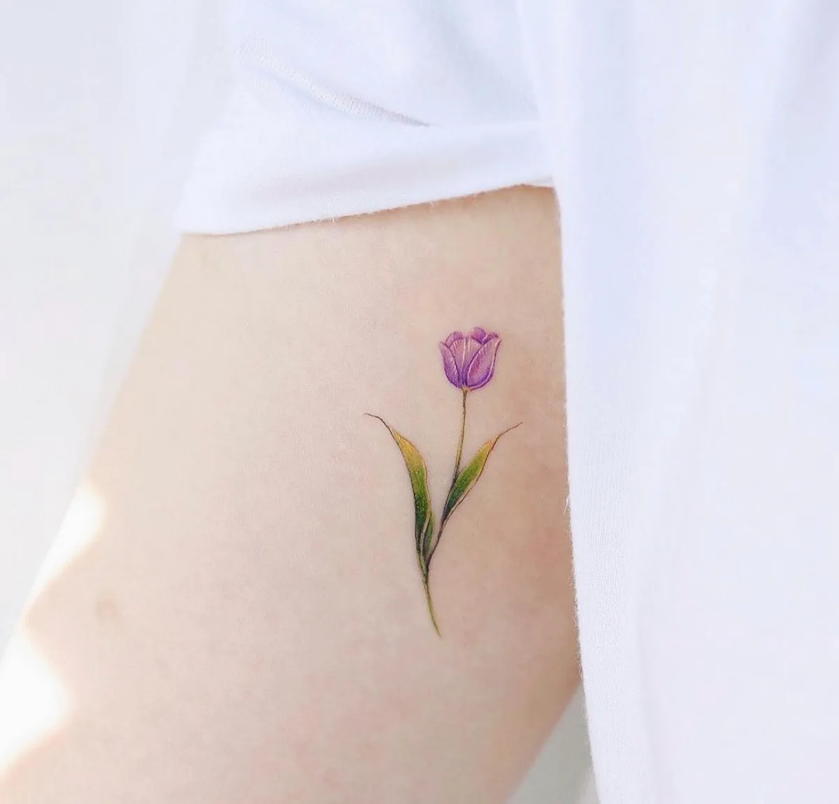 kleines farbiges tattoo violette tulpe