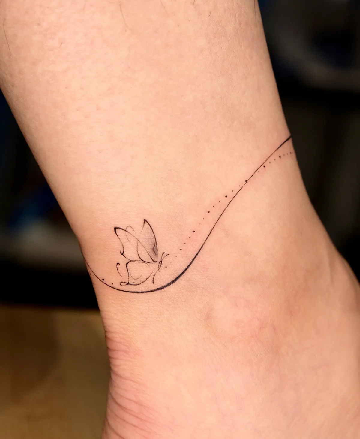 knöchel tattoo minimalistisch kleiner schmetterling
