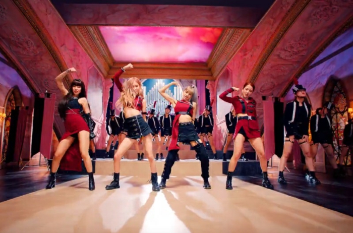 die vier Mädchen tanzen mit roten Outfits auf der Bühne, koreanische Mädchenband
