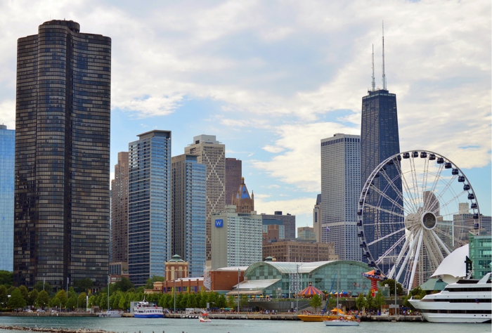 ein schönes Foto von Chicago mit einem Risenrad, am Mittag, die Stadt von Lori Lightfoot