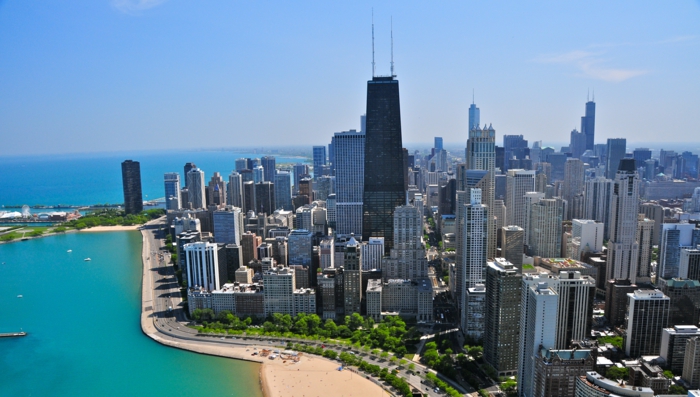 ein wunderschönes Bild von Chicago mit seinen Hochhäusern, blauer Himmel und blaues Wasser