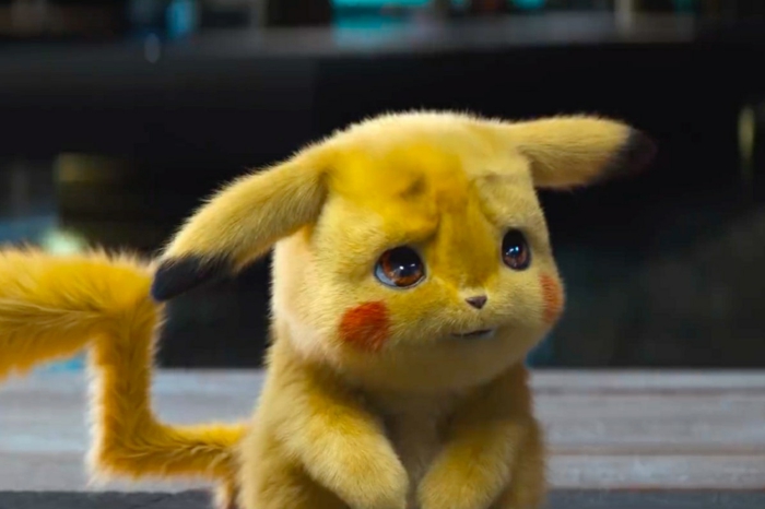 Meisterdetektiv Pikachu ist ganz entzückend, gelbe kleine Maus mit rotem Wange und Blitz