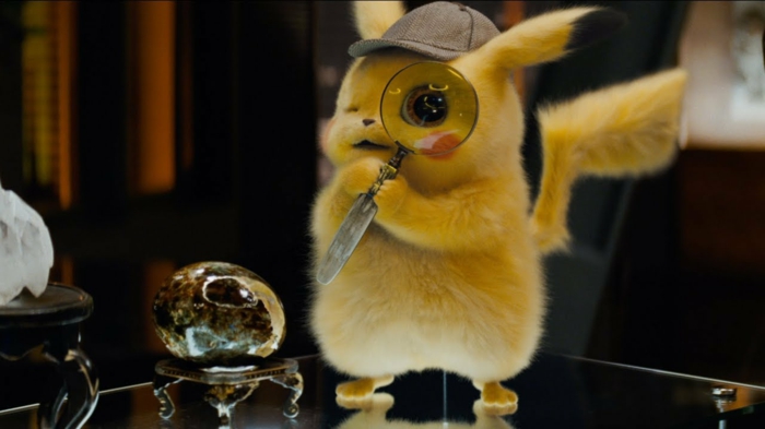 Meisterdetektiv Pikachu mit einer Lupe auf einem Glastisch neben ein Ei, geheimnisvoller Film