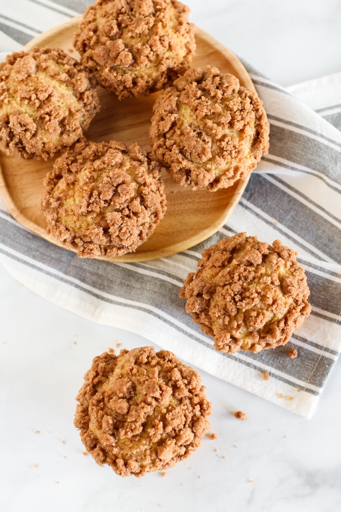 mini cupcakes rezept mit zimt, gesunde zimtmuffins garniert mit zerbröselten keksen
