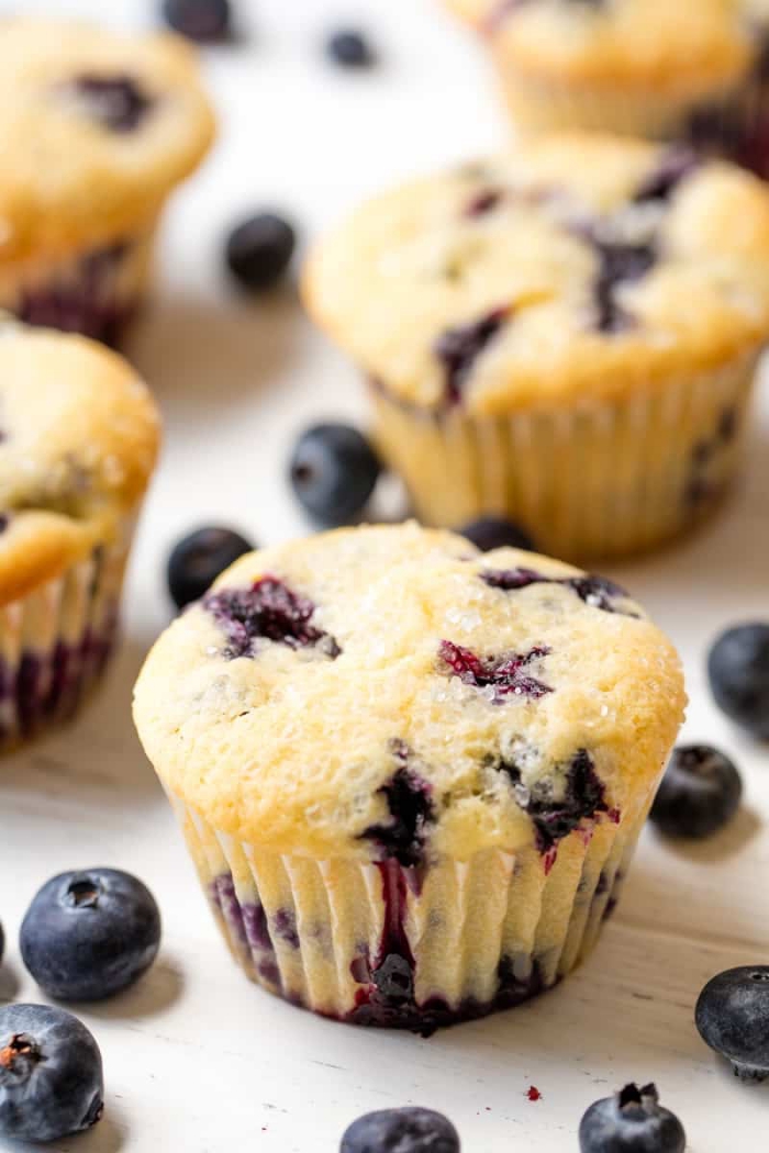 mini muffins rezept, schnelle cupcakes mit blaubeeren, kleine gebäcke mit früchten