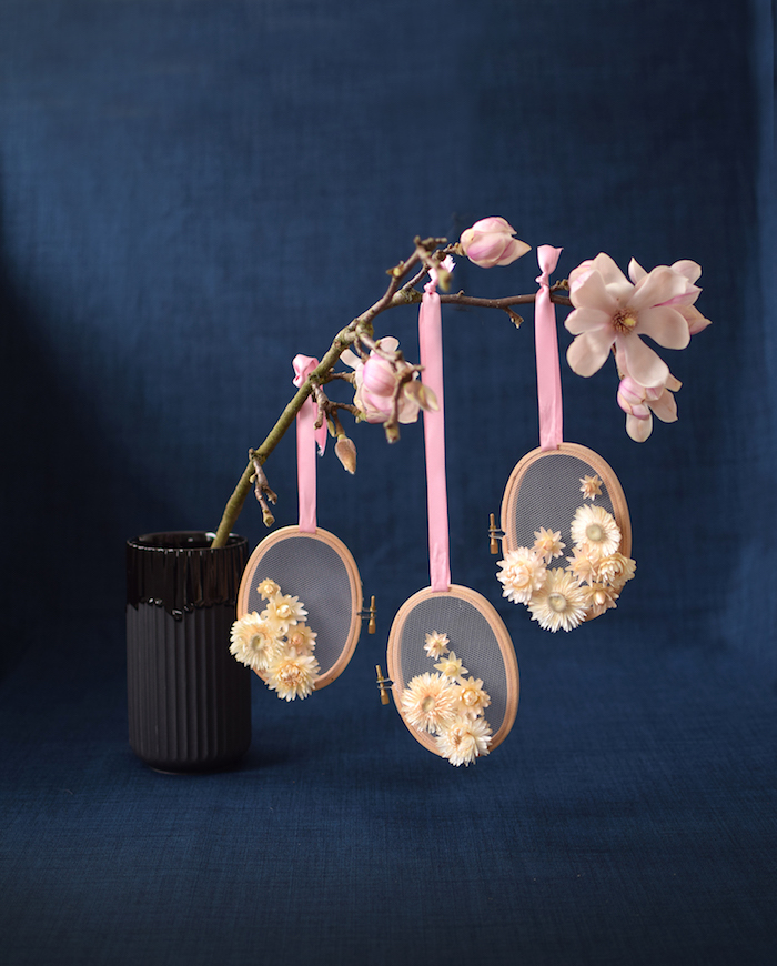 Idee für DIY Tischdeko zu Ostern, Zweige mit Deko Ostereiern schmücken, in Vase stecken 