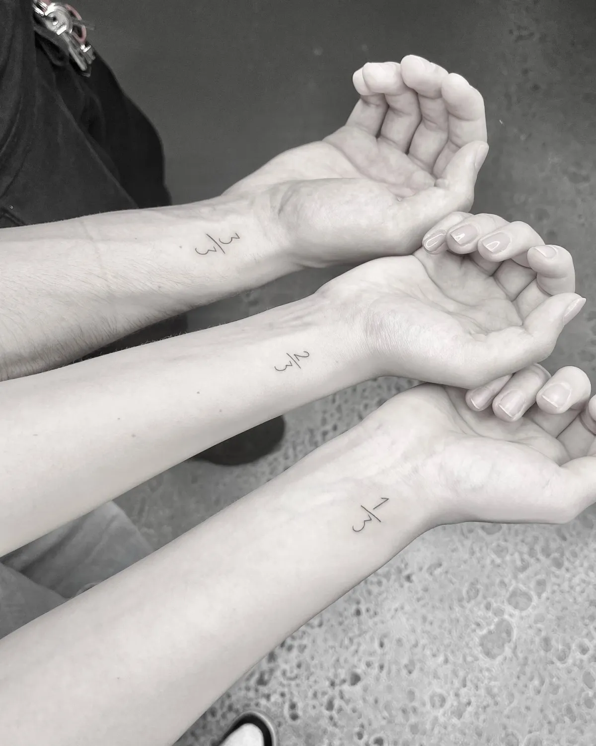 minimalistische handgelenk tattoos mit ziffern fuer geschwister