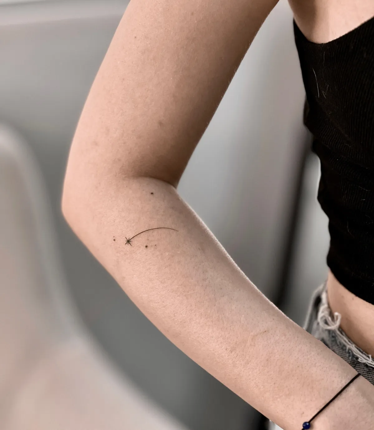 minimalistisches tattoo stern am unterarm