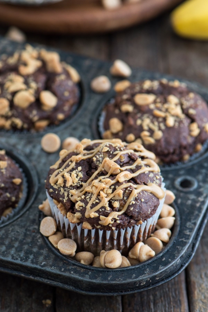 muffins rezept schoko, shcokomuffins mit karamell und erdnussbutter, schwarze muffinform
