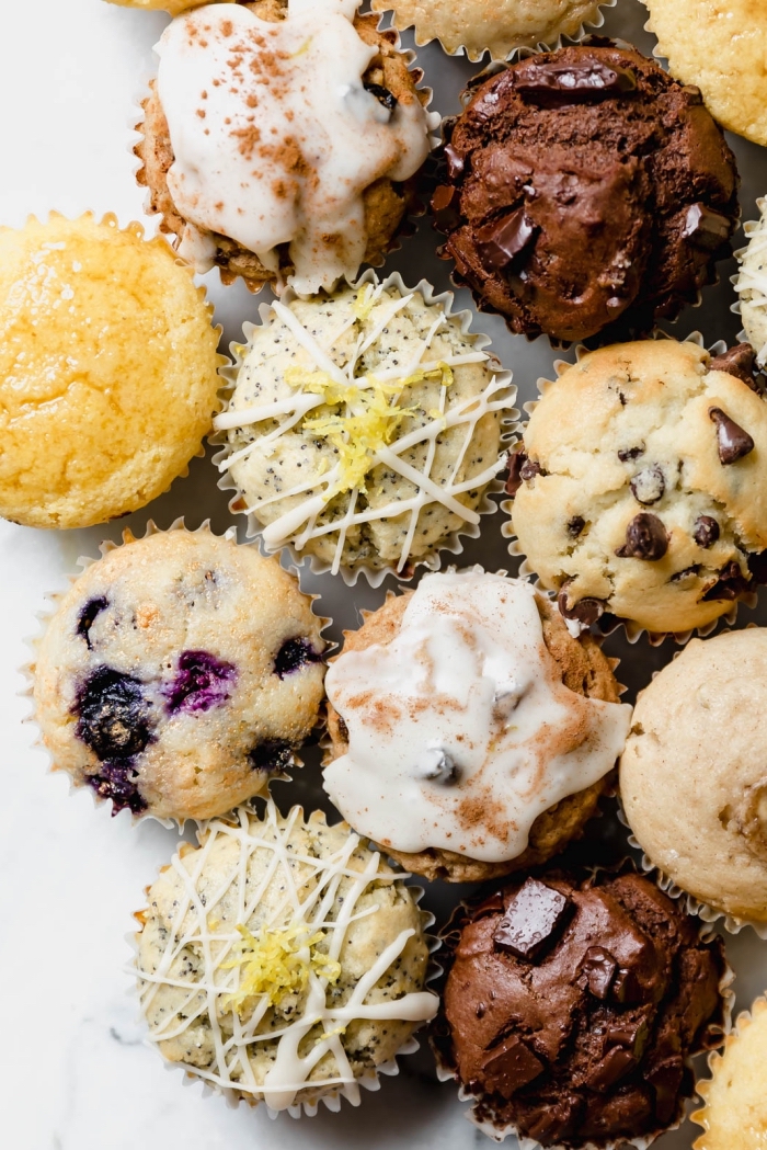 einfache muffins für kinder, schnelle parytrezepte, rezept mit schokolade, cupcakes mit blaubeeren