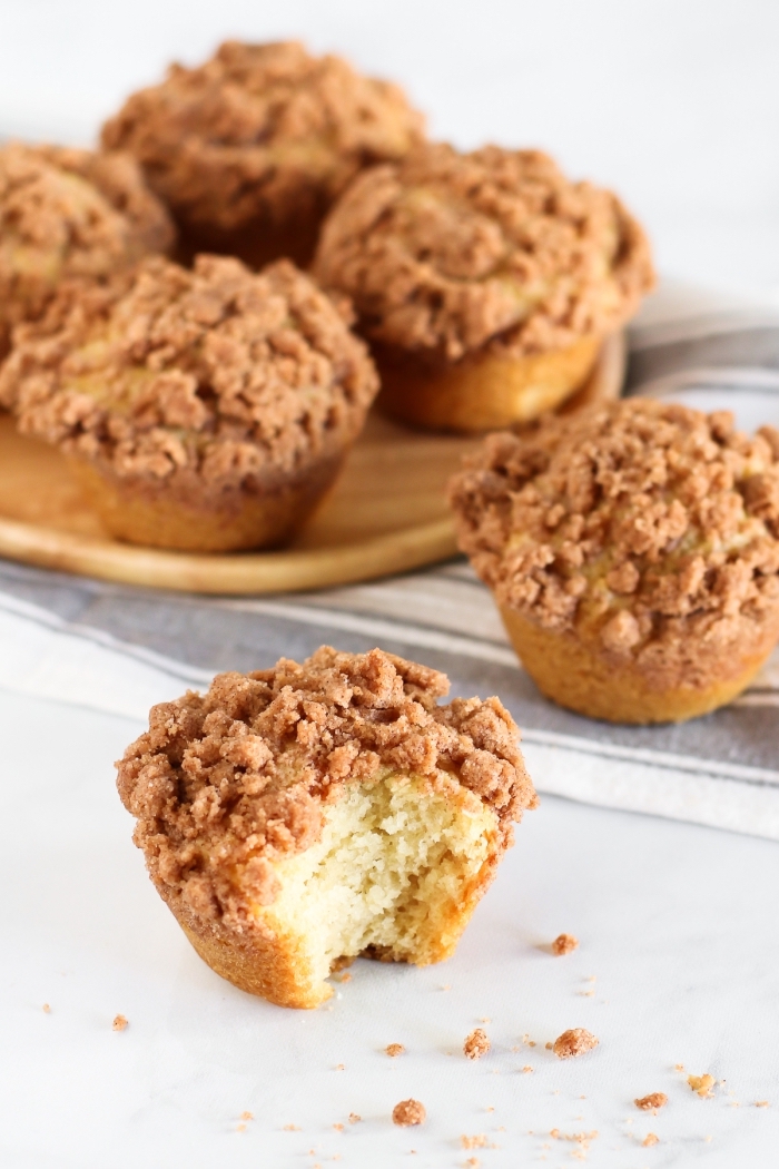 muffins kindergeburtstag, einfache cupcakes mit vanille garniert mit zebröselten keksen