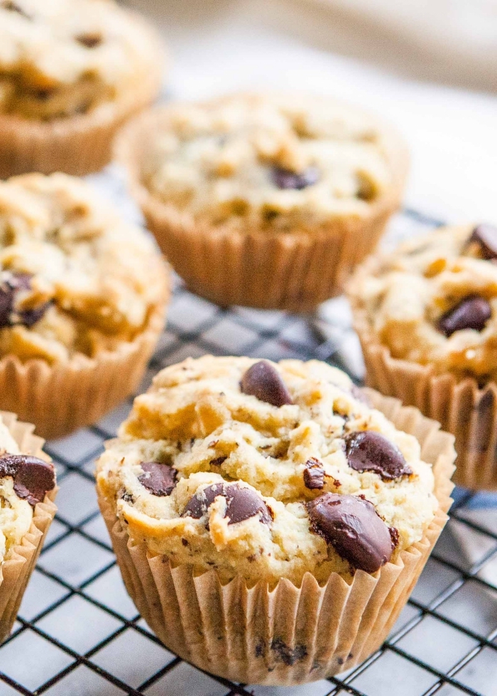 muffins kindergeburtstag, einfache cupcakes mit stückchen schokolade, geburtstagsideen 