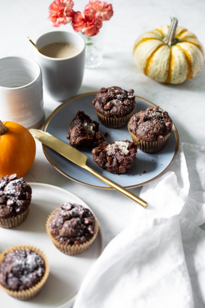 muffins rezept einfach und schnell, mini gebäcke mit kakao und stückchen schokolade garniert mit puderzucker
