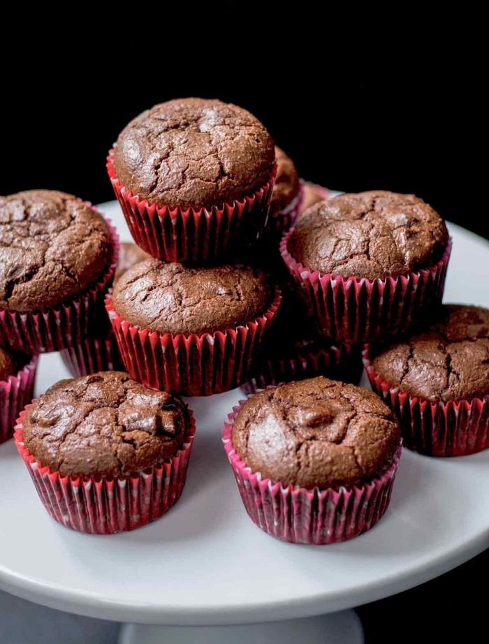 muffins rezept einfahc und schnell, mini cupcakes mit schokolade, rote muffinsförmchen, valentinstag ideen