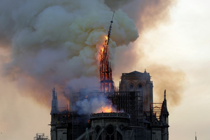 der Turm von Notre-Dame de Paris ist in Flammen, die Luft ist voller Rauch von dem Brand