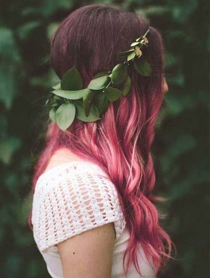 rosarote haarfarbe färben, ombre balayage mit locken in den haaren, blumenkranz in den haaren, weiße bluse