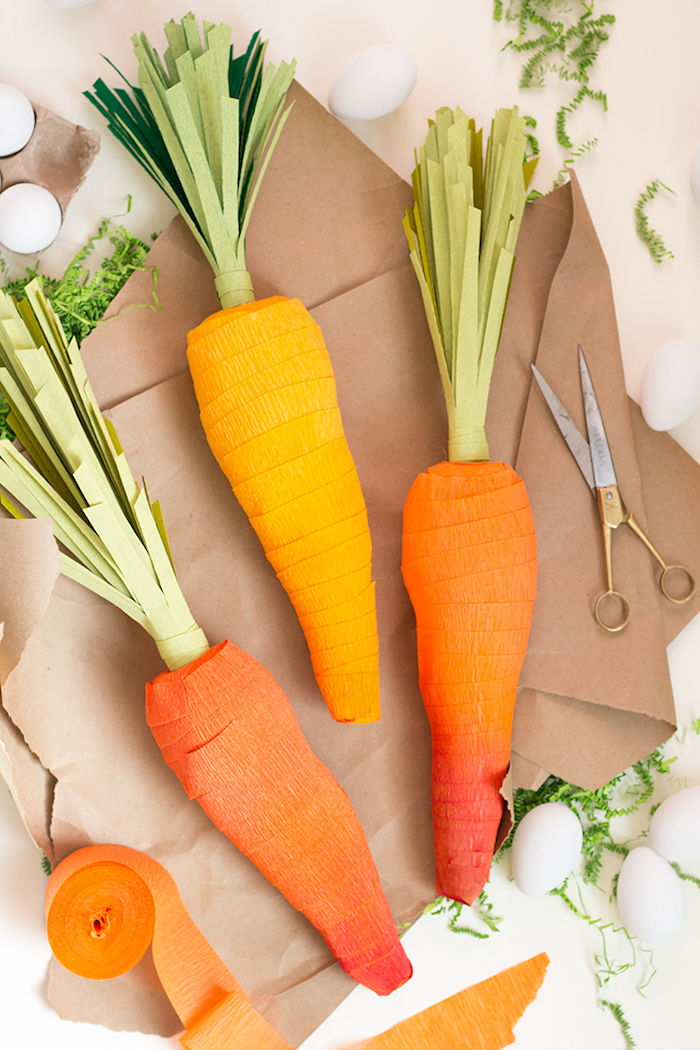 Deko für Ostern selber machen, Karotten aus Krepppapier basteln, kleine Geschenke darin verpacken 