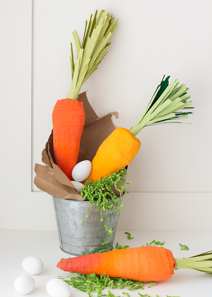 Tolle Deko zu Ostern selber machen, Karotten aus Krepppapier in Eimer, originelle Verpackung für kleine Ostergeschenke 