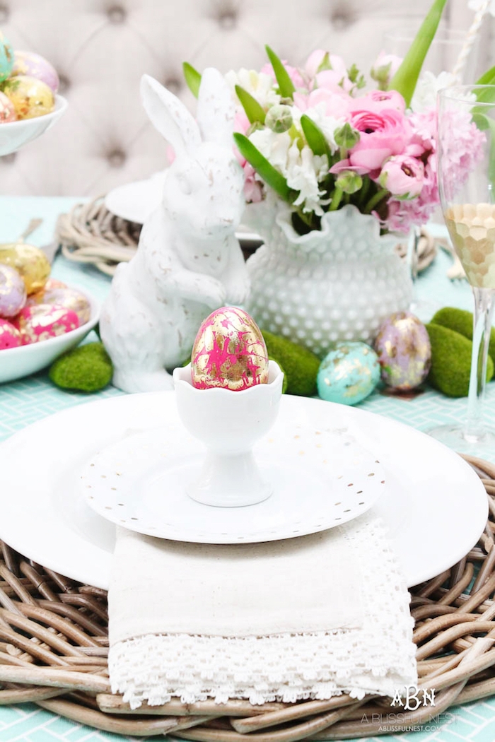 Kreative Techniken zum Ostereier färben und verzieren mit Glitzer, bunte Frühlingsblumen in weißer Vase und weißer Osterhase aus Porzellan 