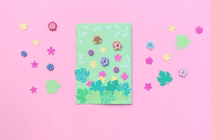 osterkarte basteln mit kindern, karte aus grünem papier dekoriert mit bunten blüten und grünen blätter, frühlingsideen