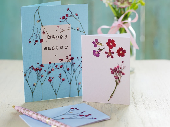 osterkarten selber basteln, karte aus blauem papier dekroiert mit kleinen blüten