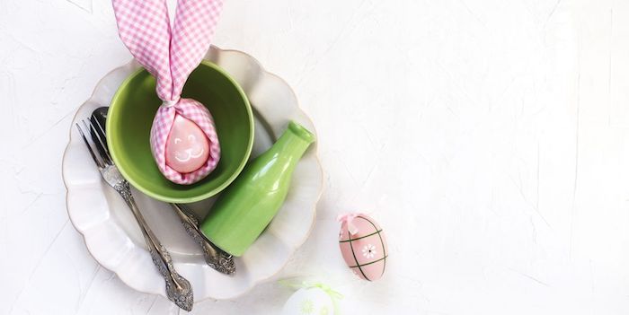 Kreative Tischdeko zu Ostern selber machen, Osterhase aus Osterei und Serviette 