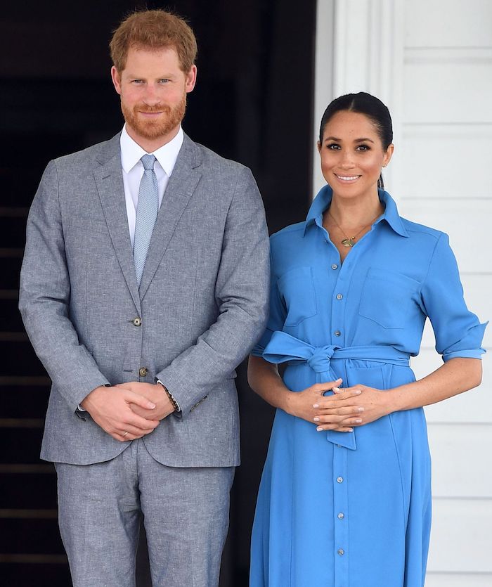 Die glückliche Sussex Familie, Prinz Harry in elegantem grauem Anzug, Meghan Markle in himmelblauem Kleid