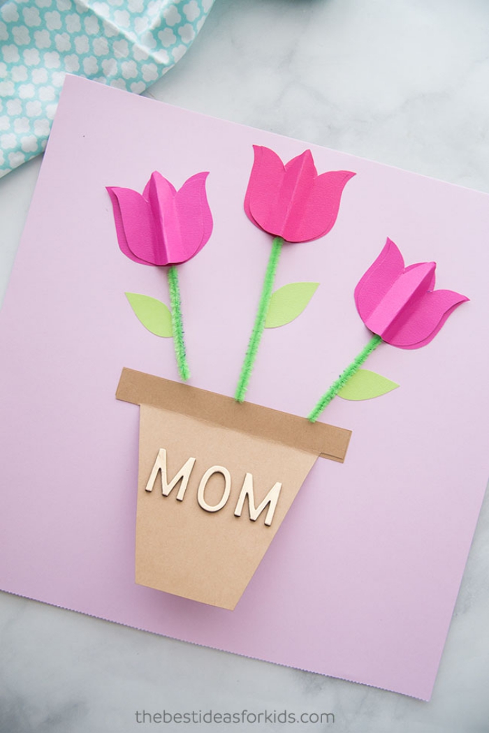 selsbtgemachte geschenke für mama, geschenkkarte aus rosa papier, 3d blumen, tulpen im blumentopf