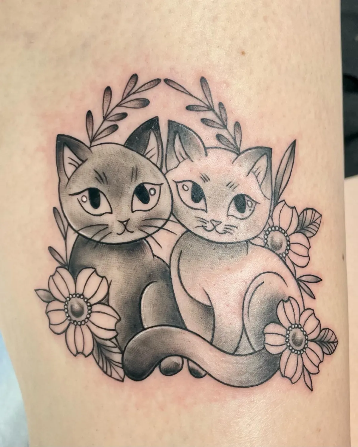 süssses tattoo fuer zwillinge mit zwei katzen