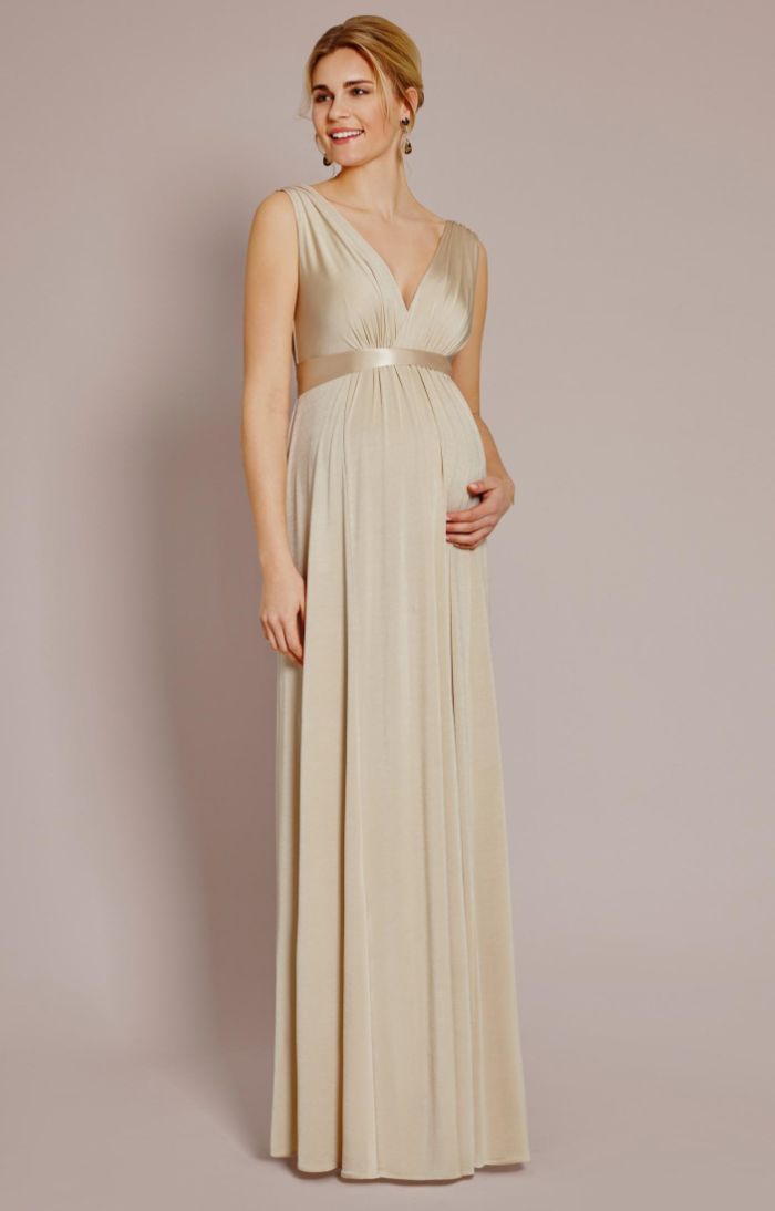 hochzeitskleid für schwangere, eine braut mit langem hellgoldenem kleid anstelle von weiß, elegante frisur und ohrringe