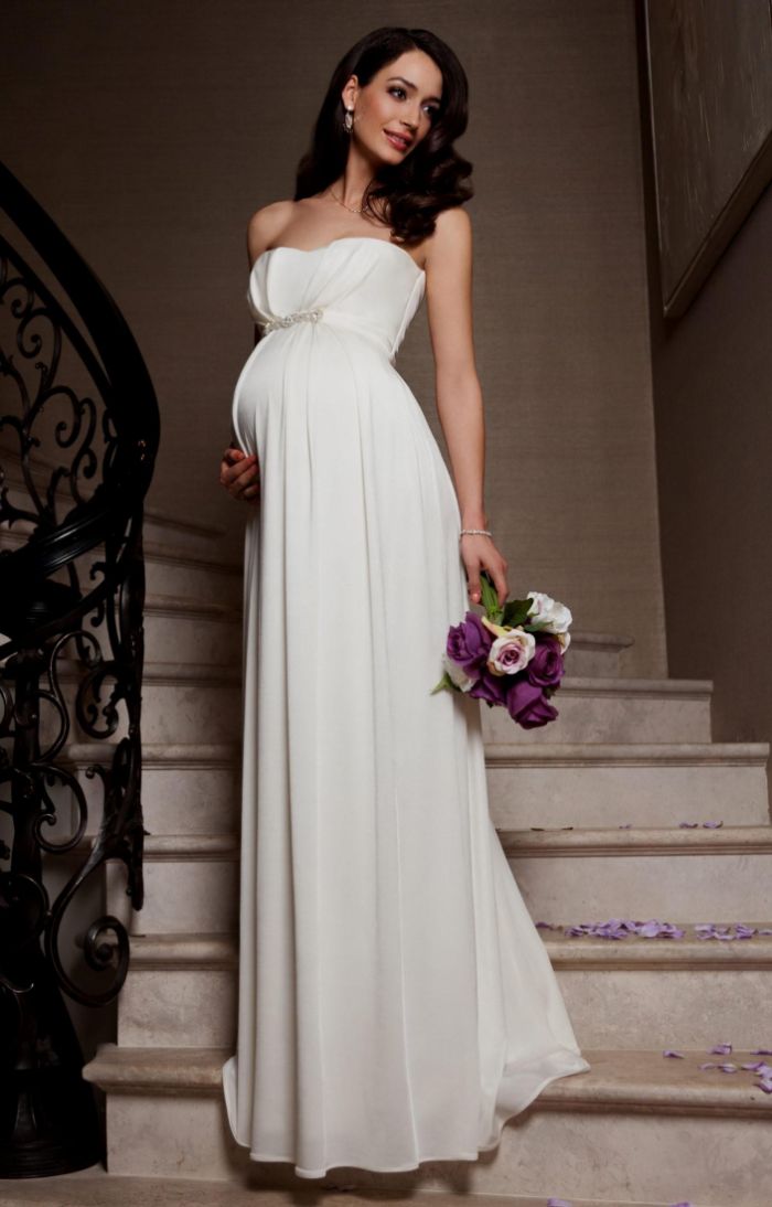 hochzeitskleid für schwangere, eine elegante model trägt weißes brautkleid in bodenlänge, kleid ohne ärmel, foto auf der treppe