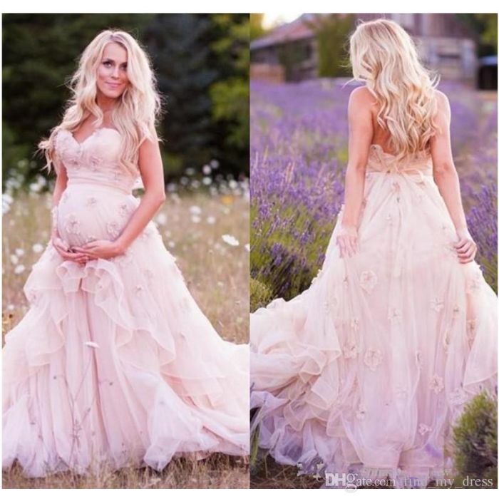 hochzeitskleid für schwangere, bild von hinten und vorne, foto in der natur, lila blumen, feld foto