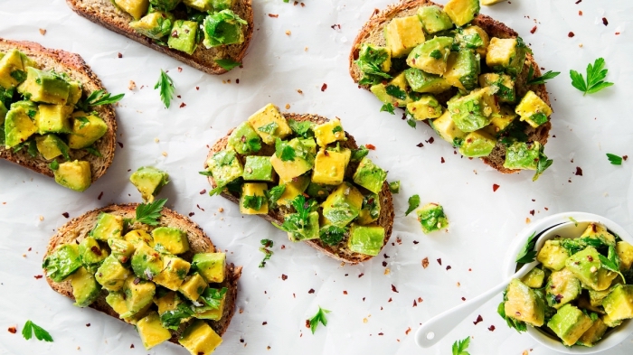 vegan snacks, bruschettas mit avocado salza und petersillie, partyrezepte einfach und schnell