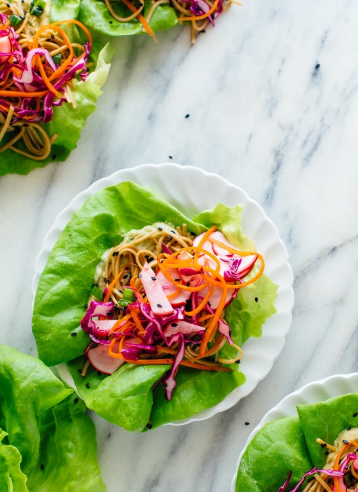 vegan snacks einfach und schnell, mini tacos aus grünem salat und gemüse, essen für gäste