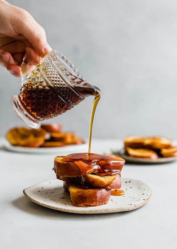 french toast mit honig, was gehört zu einem brunch, gebratene brotscheiben
