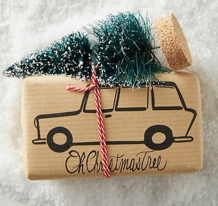 geschenke selber basteln, nette verpackungsidee ein weihnachtsbaum als deko zum geschenk und für das zuhause, verpackungspapier selber bemalen