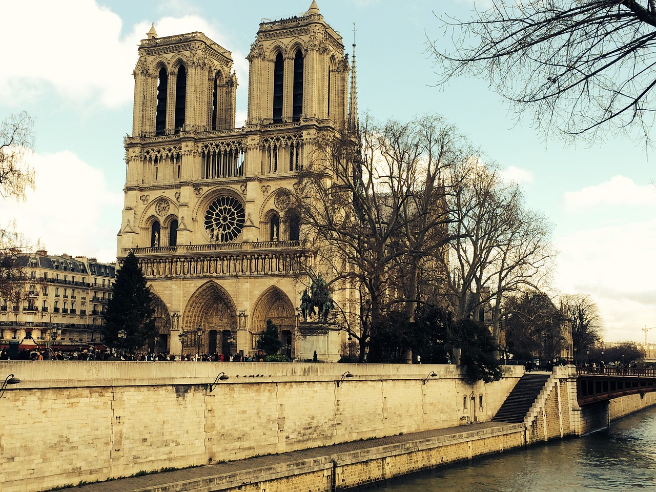 Notre Dame vor der Tragödie, ein schönes Gebäude, ein Teil vom Weltkulturerbe