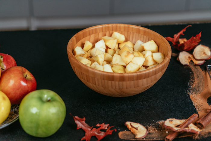 Äpfel in kleine Würfel schneiden, Füllung für den Kuchen, brunch Rezept zum Ausprobieren 