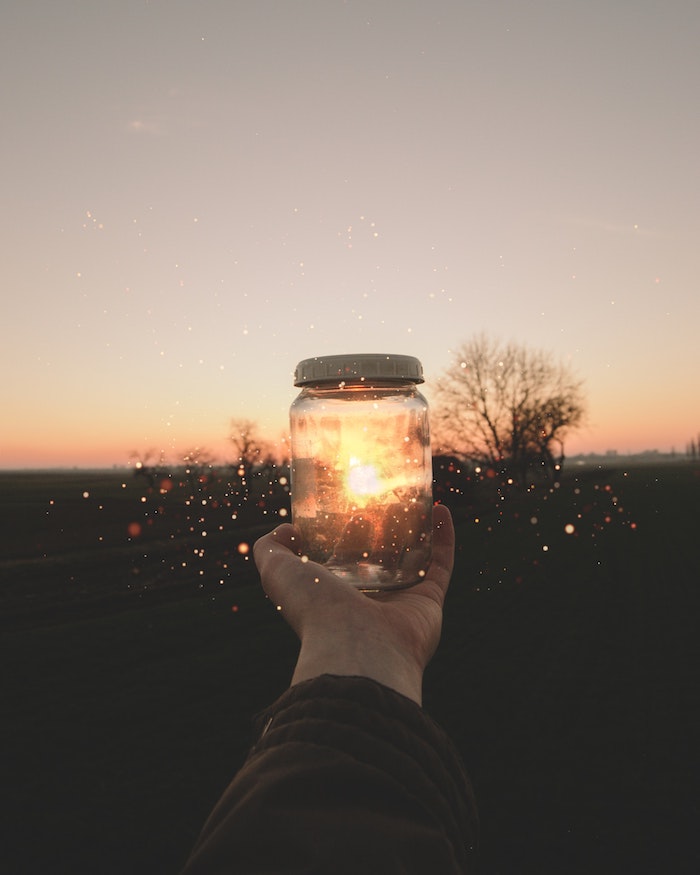 tumblr iphone backgrounds, idee für ein foto, das sie selber machen können, hand hält glas beim sonnenuntergang