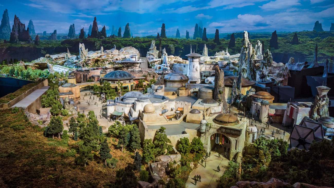 ein Foto von dem ganzen Themenpark Disneyland Galaxys Edge, sieht wie aus den Star Wars
