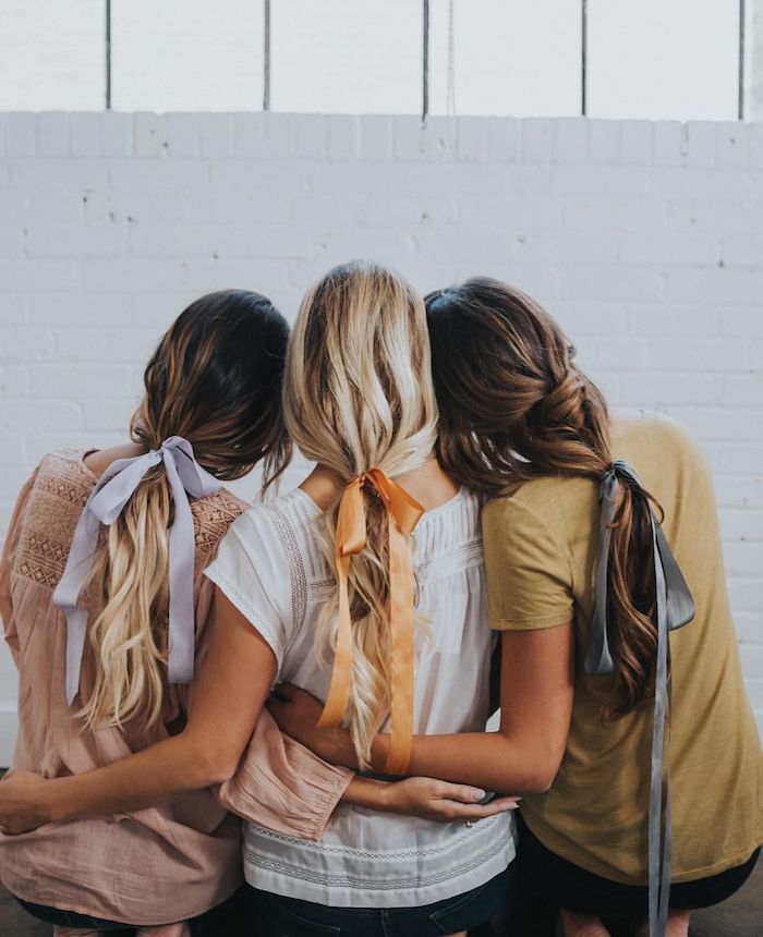 Drei Frauen mit langen Haaren, mit Haarbändern gebunden, lässige Frisuren für den Alltag 